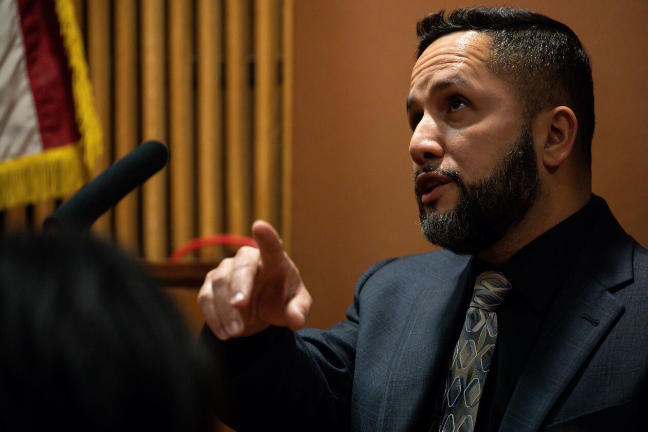 Jose Torres testifies Thursday at the trial of Chicago Police Officer Thomas Gaffney, former Detective David March and ex-Officer Joseph Walsh.<br>| Zbigniew Bzdak/Chicago Tribune/Pool)